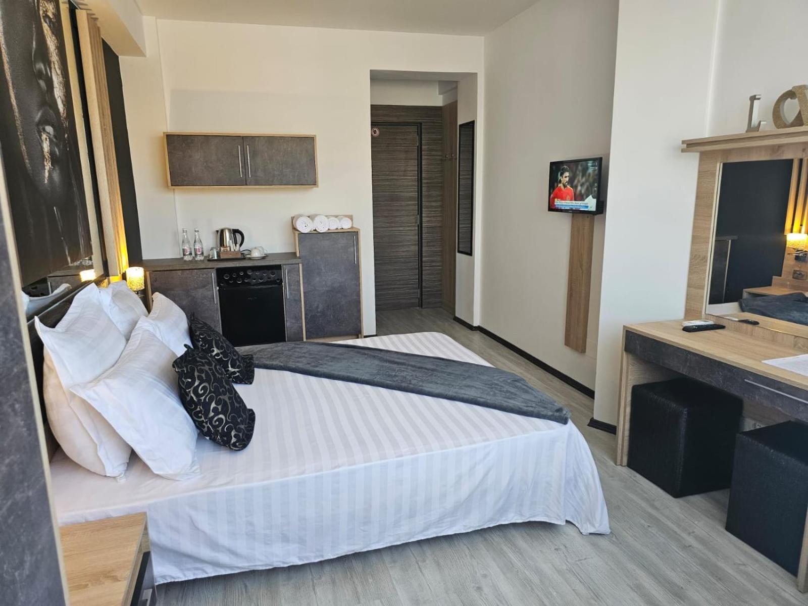 Theline Hotell Bukarest Exteriör bild